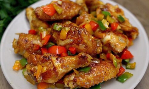 Ganz einfach und schnell! Köstliche Hähnchenflügel mit Gemüse in einer Bratpfanne