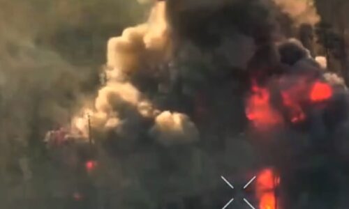 Masivní exploze v lese: Ukrajinci rozmetali ruský raketomet. Zbylo jen kolo, ukazuje video