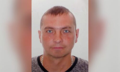 Muže v Británii srazilo šest aut, včetně policejního. Byl milujícím otcem, truchlí rodina
