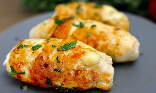 Einfaches und leckeres Rezept! Saftige Hähnchenröllchen in der Pfanne!