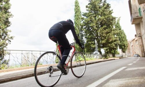 Jako z hororu, popisují cyklisté. V Itálii je rozjetým autem kosil senior, pak se šel udat