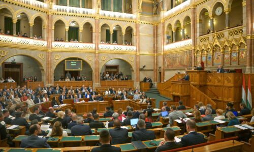 V Maďarsku sa začala mimoriadna schôdza parlamentu, poslanci zvolia nového prezidenta
