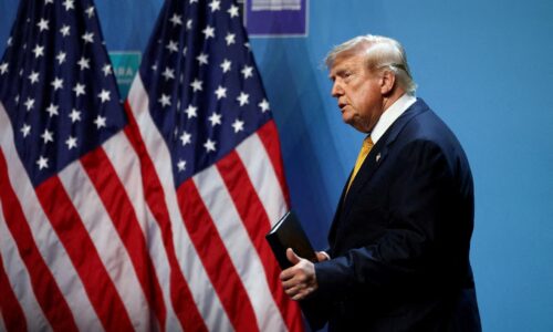 Trump sa pri odlete zo samitu NATO ukryl v kontajneri na jedlo