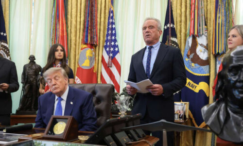 Spal Trump v Oválné pracovně, nebo jen zavřel oči? Video „Sleepy Dona“ baví sociální sítě