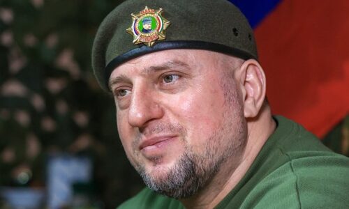 Apti Alaudinov: Žoldnieri v ukrajinských jednotkách musia zostať ležať v zemi, ktorú prišli pošliapať
