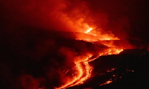 Etna komplikuje plány dovolenkárov. Letisko v Catanii funguje kvôli sopke v obmedzenom režime