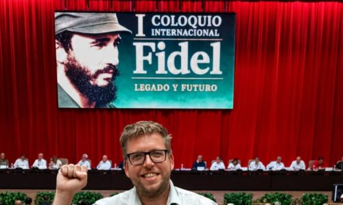 GLOSA: Zdvižená pěst a Fidel Castro. Komunista Krajča bojuje na zbídačené Kubě proti Trumpovi