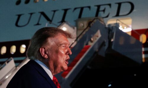 Trump potvrdil, že zo summitu NATO odletel iným lietadlom pre možnú hrozbu