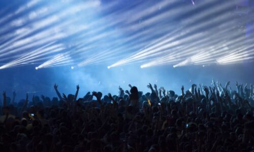 Neštěstí na slavném festivalu: Bezvládnou ženu našli ve stanu. Britská policie smrt vyšetřuje