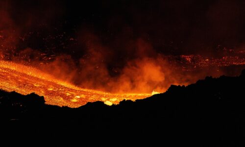 Letisko v Catanii predĺžilo svoje zatvorenie spôsobené erupciou Etny
