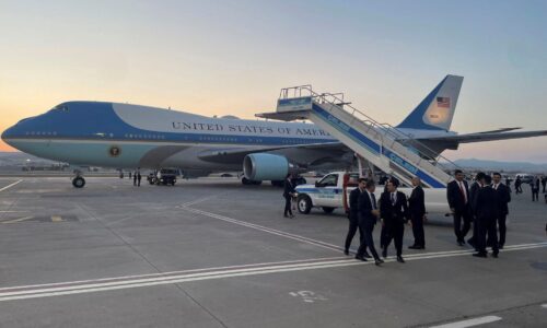 „Ponúkol Iráncom na zabitie stovku ľudí.“ Trump čelí ostrej kritike za trik s lietadlom