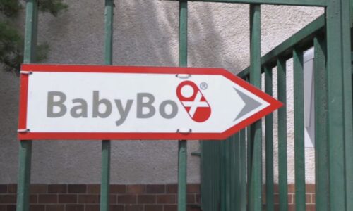 Dvouměsíční dítě v bělostockém babyboxu: Maminka tam nechala vzkaz i kočárek