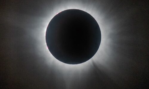 Zatmění může zničit fotoaparáty i mobily. Jak je při snímání nebeské podívané ochránit?
