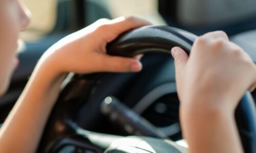 Děti ukradly auto rodičům a nechtěně srazily královnu krásy. Miss Kalifornie bojuje o život