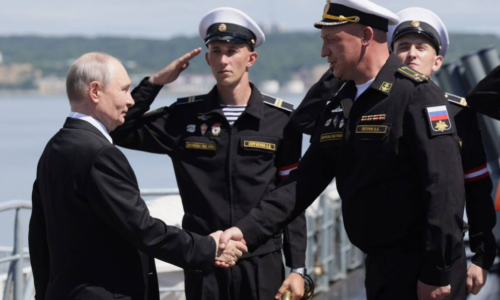 Putin z krížnika „Varjag“ vyhlásil lov na „tieňovú flotilu“ Západu