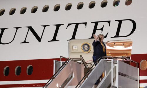 V lietadle, ktoré Trump pri odlete zo samitu NATO tajne opustil, zostali dvaja ministri