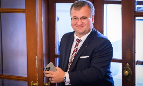 Šalitroš obhajuje výzvu rezortu investícií, ktorú opozícia označila za „nástenkový tender“. Kritiku odmieta