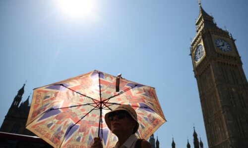 Kolabujúce zdravotné sestry aj dopad na zásoby vody. Británia zažíva najteplejší deň roka