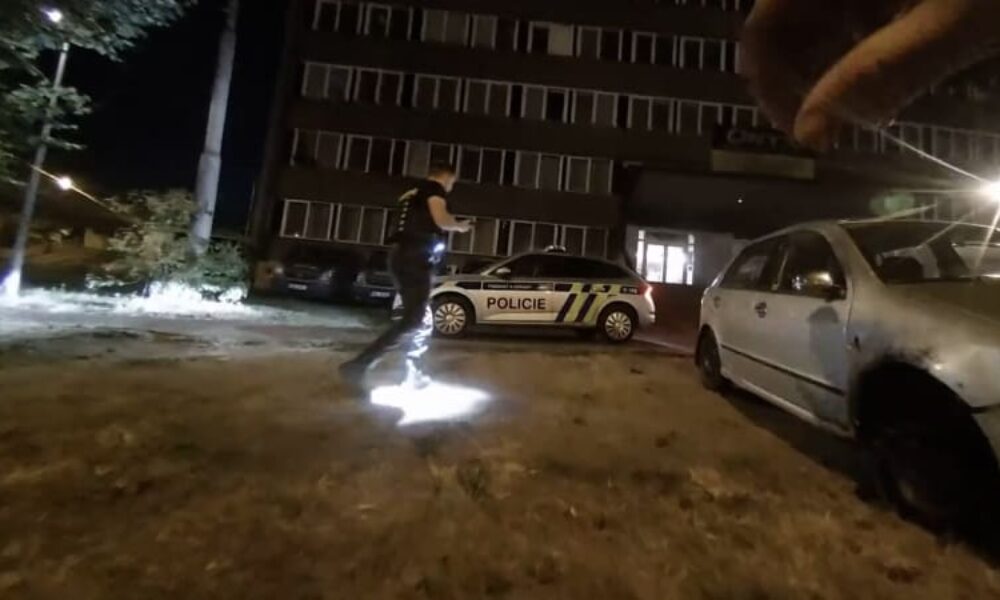 Opilý řidič jel v Ústí bez pneumatiky, policisty dvakrát napadl. Náhlý útok zachytila kamera