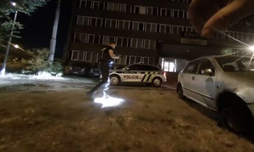 Opilý řidič jel v Ústí bez pneumatiky, policisty dvakrát napadl. Náhlý útok zachytila kamera
