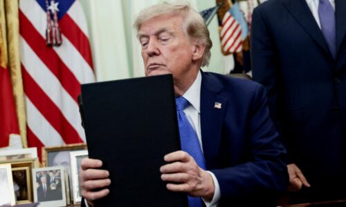 Trump nariadil pri online zločine ofenzívu. Do boja zapojí americké firmy, budú narúšať aktivity podvodníkov