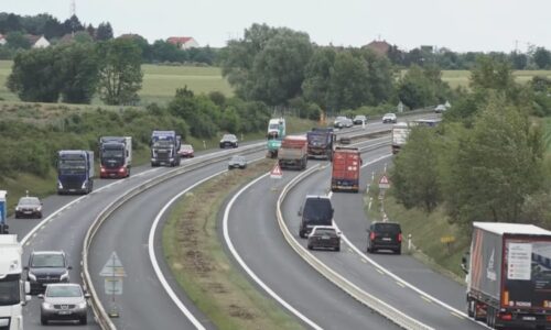 Srážka kamionu s automobilem u Prahy: Na místě jsou zranění, dálnice D5 stojí