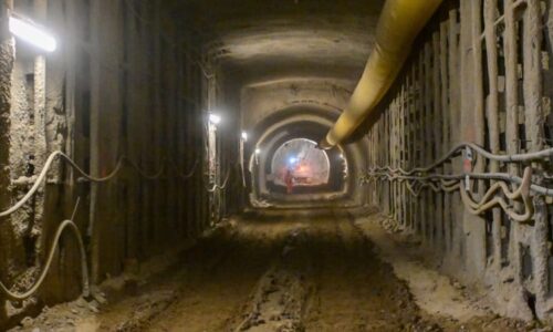 Tragédie v tunelu: Dovnitř vtrhla voda, poté se zřítil strop. Indické úřady sčítají mrtvé
