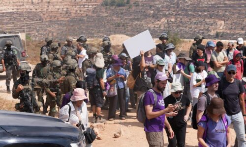 Aktivisti chceli doručiť zásoby Palestínčanom obliehaným osadníkmi