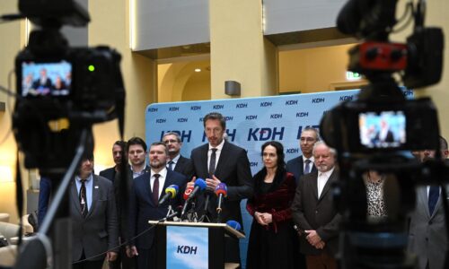 Nový prieskum ukázal silu bloku piatich strán. Karas však možných partnerov za konzervatívcov nepovažuje