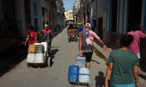 Humanitárna pomoc pre Kubu viazne, prepravcov odrádzajú americké sankcie