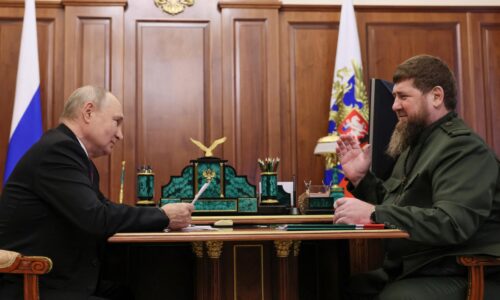 Sme tvoji pešiaci, prisahá Kadyrov Putinovi. V realite sa do vojny však zapája minimálne