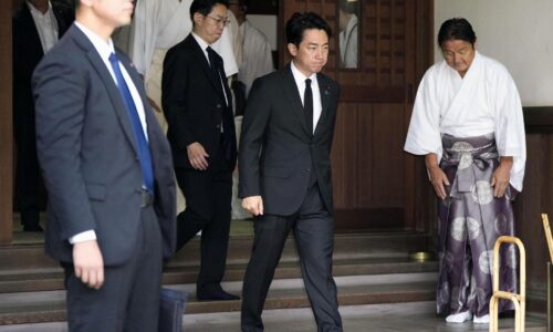 Japonský minister obrany navštívil kontroverznú svätyňu. Čína hovorí o militarizme