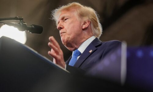 USA vymenia lietadlovú loď pri Blízkom východe. Trump odmieta správy o zlých podmienkach