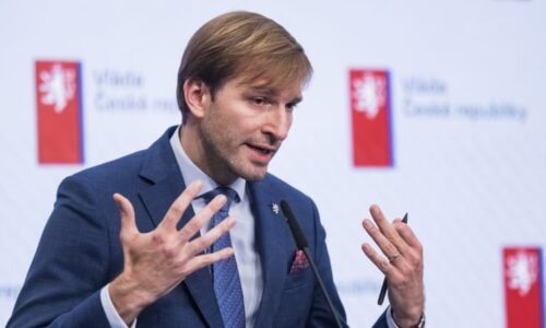 Pomůžou Piráti nebo ODS? Vojtěch hledá hlasy pro umělé oplodnění single žen, SPD je proti