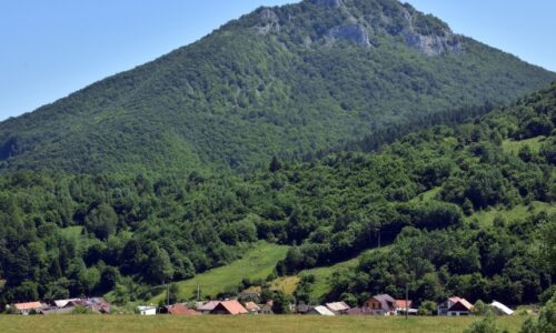 Kojšovu hoľu zasiahol požiar, zasahujú tam profesionálni i dobrovoľní hasiči