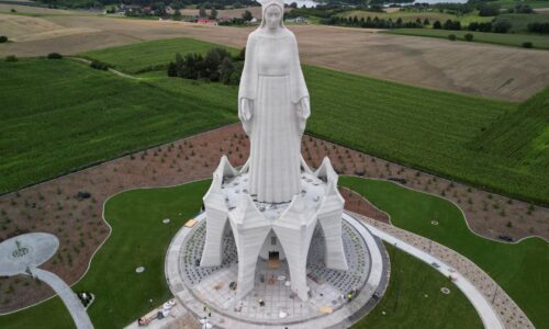 V Poľsku odhalili sochu Panny Márie vyššiu než Kristus v Riu. Monument vyvolal aj kritiku
