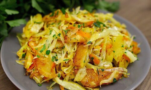 Bratkartoffeln mit Kohl in einer Pfanne. Einfach und lecker!