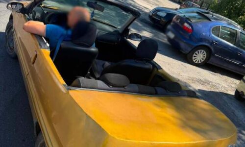 Takéto auto policajti na ceste nečakali. Vodič si z neho doma spravil „kabriolet“