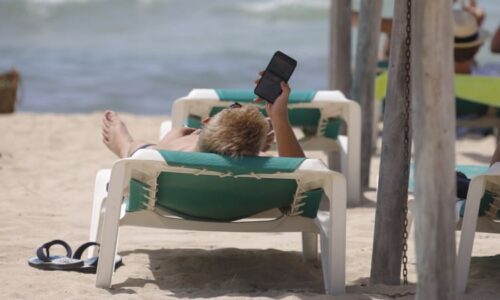 Na cestovatele čekal po návratu z dovolené šok. Účet za telefon se vyšplhal na miliony