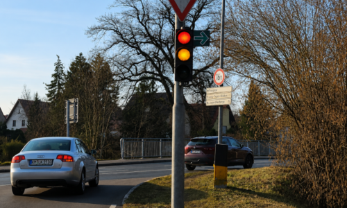 Zelená plechová šipka může české řidiče v Německu nachytat. Vypadá povědomě, ale funguje jinak