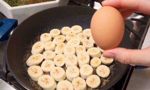 Der berühmte Kuchen mit 1 Ei und 2 Bananen in einer Pfanne
