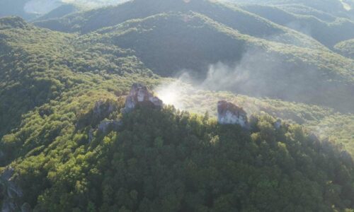 Hasiči bojujú s požiarom v Súľovských skalách, pomáhajú aj dva vrtuľníky Black Hawk