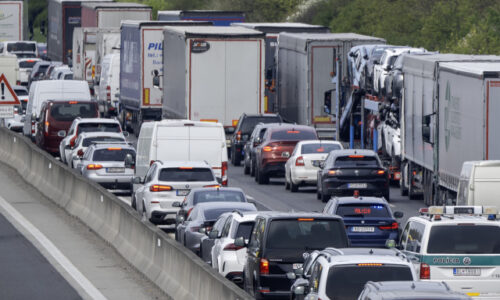 Cestu k českým hraniciam zablokoval spadnutý strom. Úsek pri Drietome je neprejazdný