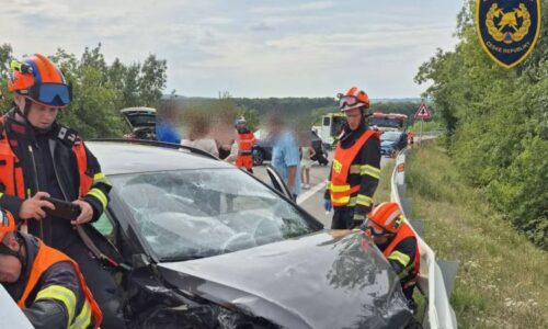 Vážná nehoda v Otrokovicích: Zranilo se šest lidí, dva z nich museli hasiči vystříhat