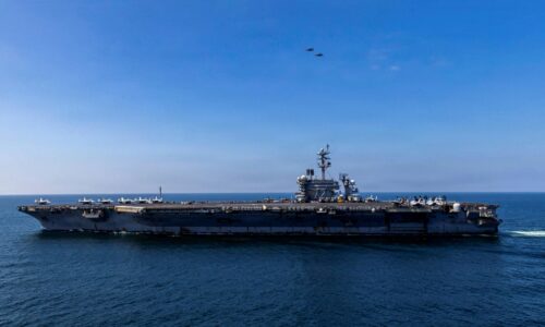 Veliteľ CENTCOM navštívil USS Abraham Lincoln, posádka hlási zhoršené podmienky a nízku morálku