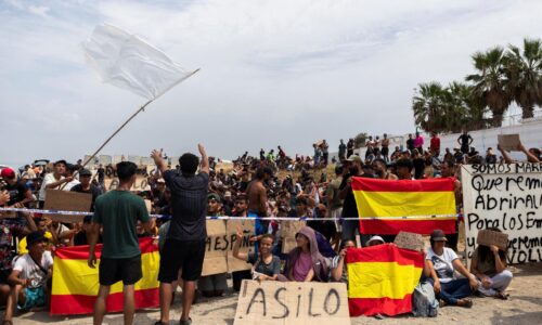 Migranti v Ceute protestujú na pláži, žiadajú azyl a odmietajú návrat do Maroka
