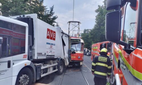 Nehoda v centru Prahy: Popeláři se srazili s tramvají. Provoz v místě stojí